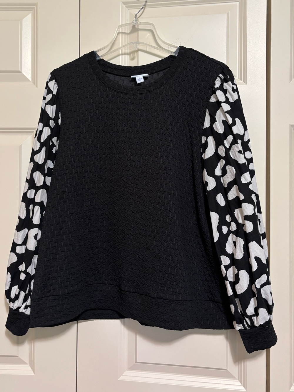 LuLaRoe Black mixed media Pullover with White Leopard-Print Balloon Sleeves - Picture 3 of 9